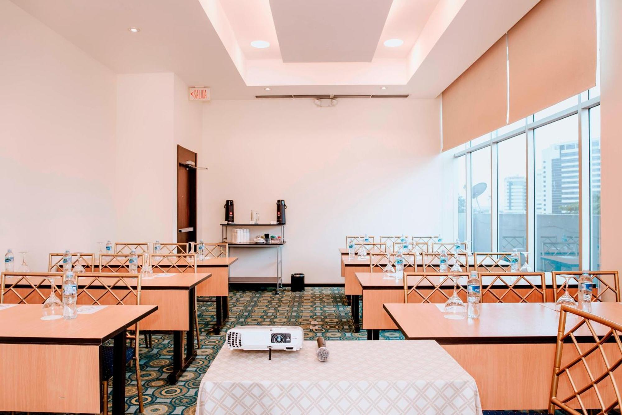 Hotel Courtyard By Marriott Guayaquil Esterno foto